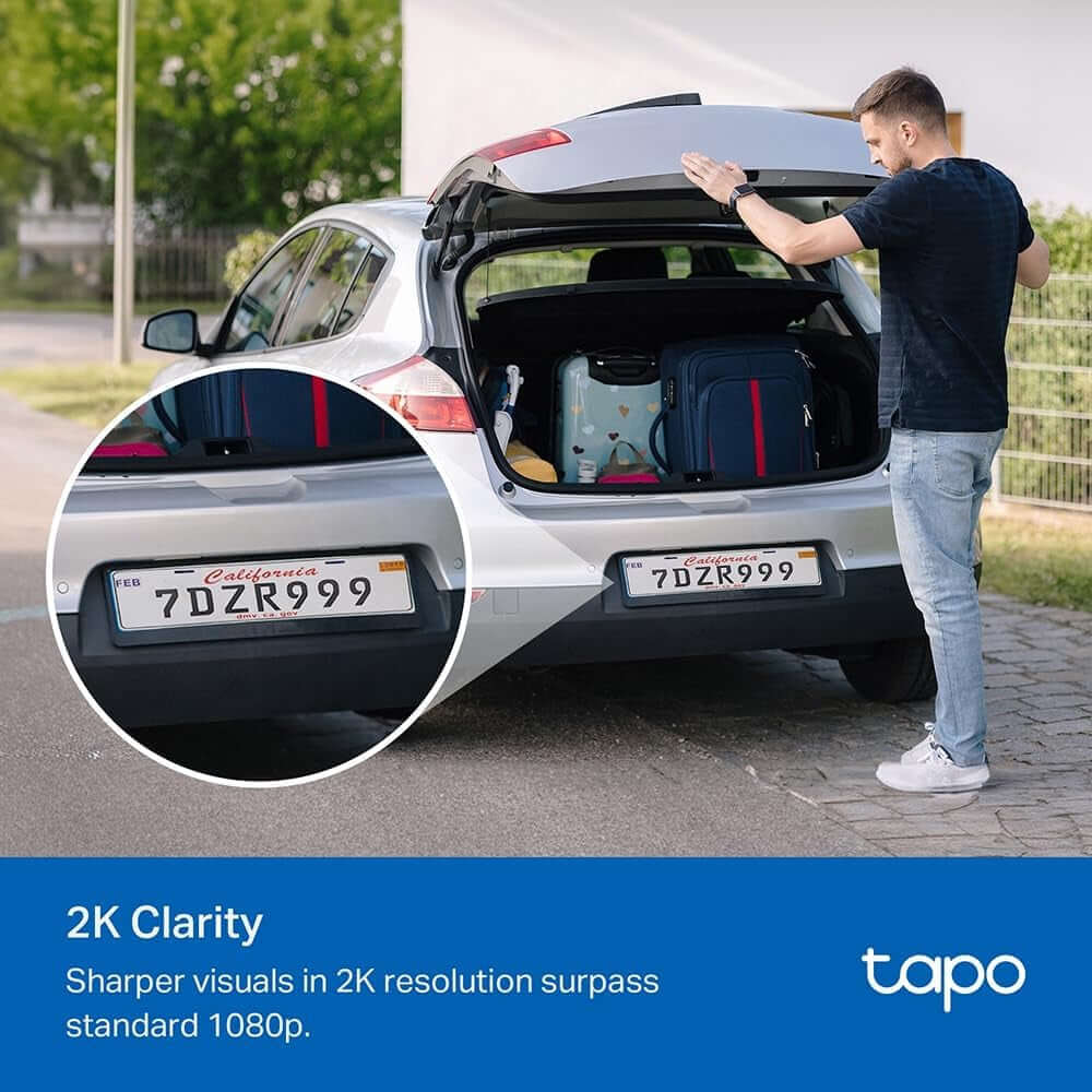 Man unloading luggage from car trunk highlighting 2K clarity with zoomed-in license plate view, Tapo logo.